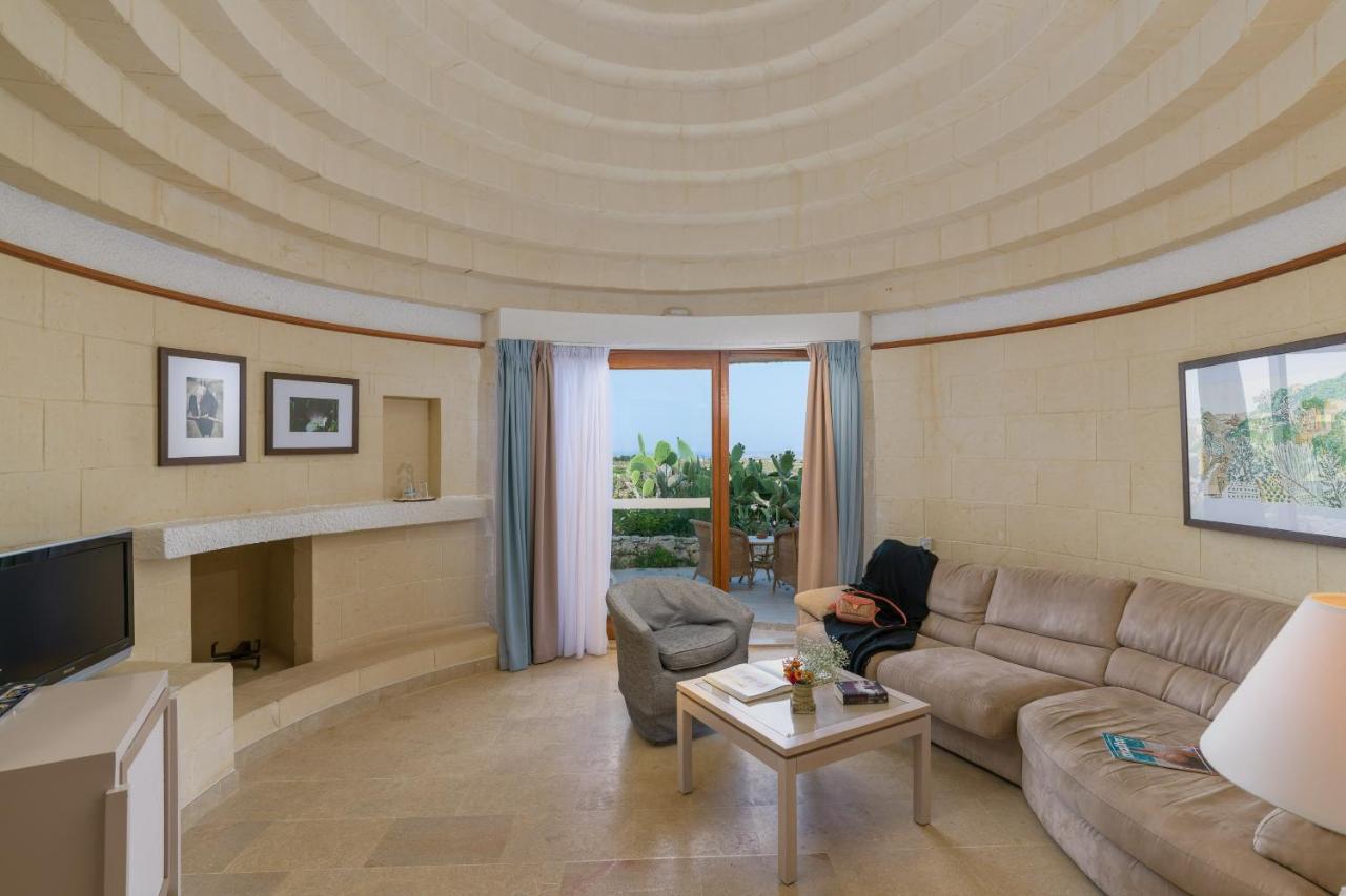 Hotel Ta' Cenc & Spa Sannat Εξωτερικό φωτογραφία A living room in a suite at the Atlantis Paradise Island