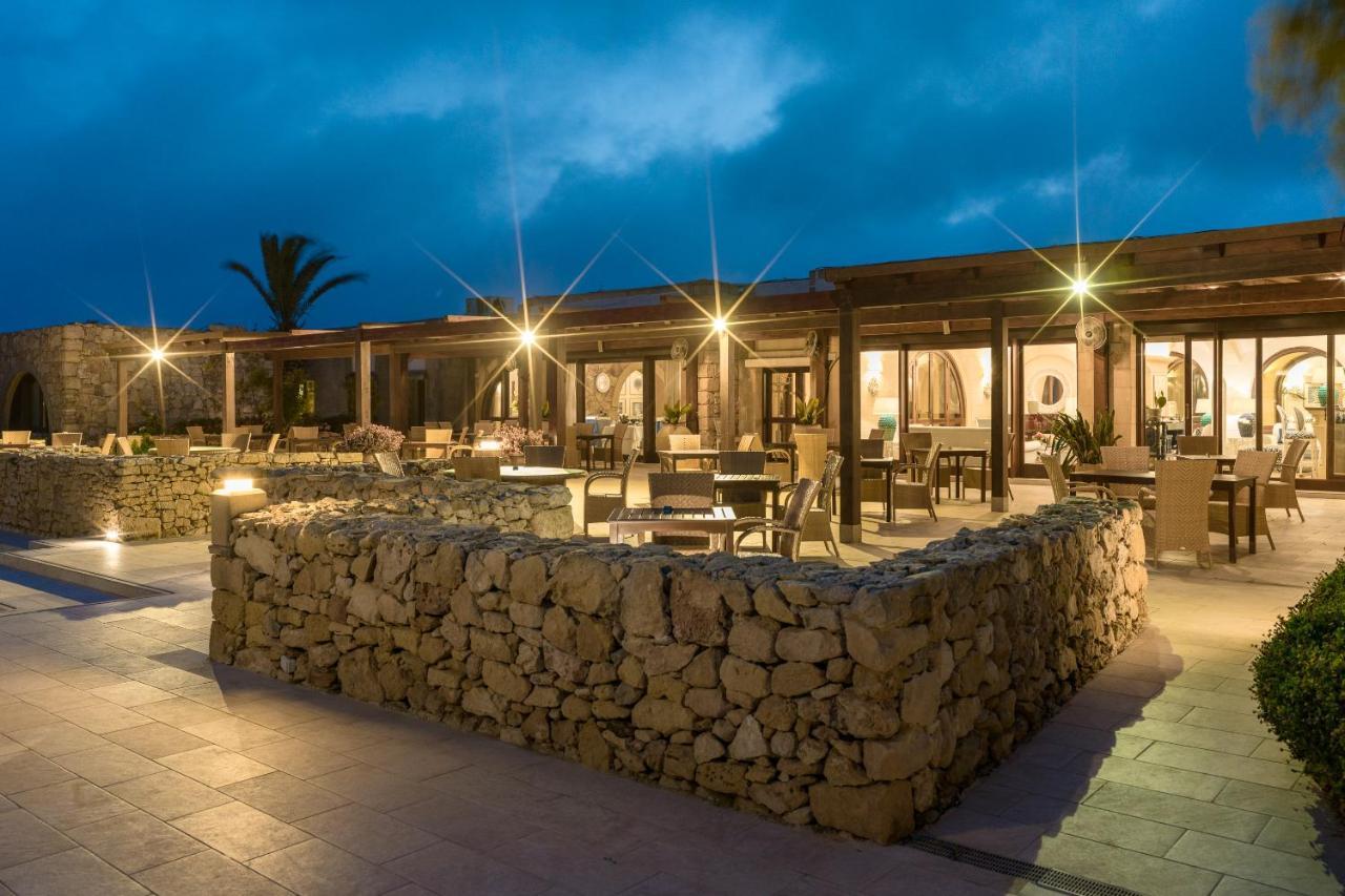 Hotel Ta' Cenc & Spa Sannat Εξωτερικό φωτογραφία The restaurant at night